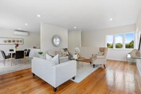 Sun-Soaked Holiday Home Close to Beach, Auckland